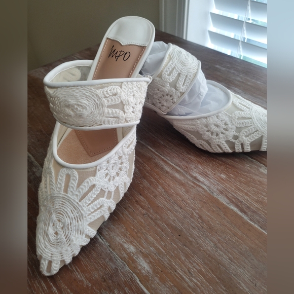 Impo Shoes - NWOT White Lace Kitten Heel Pump Size 9, never worn